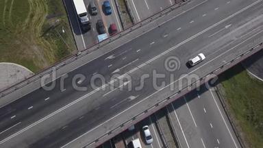 大十字路口城市道路交通的空中拍摄。 汽车、公共汽车和卡车在大街上行驶。 垂直方向。